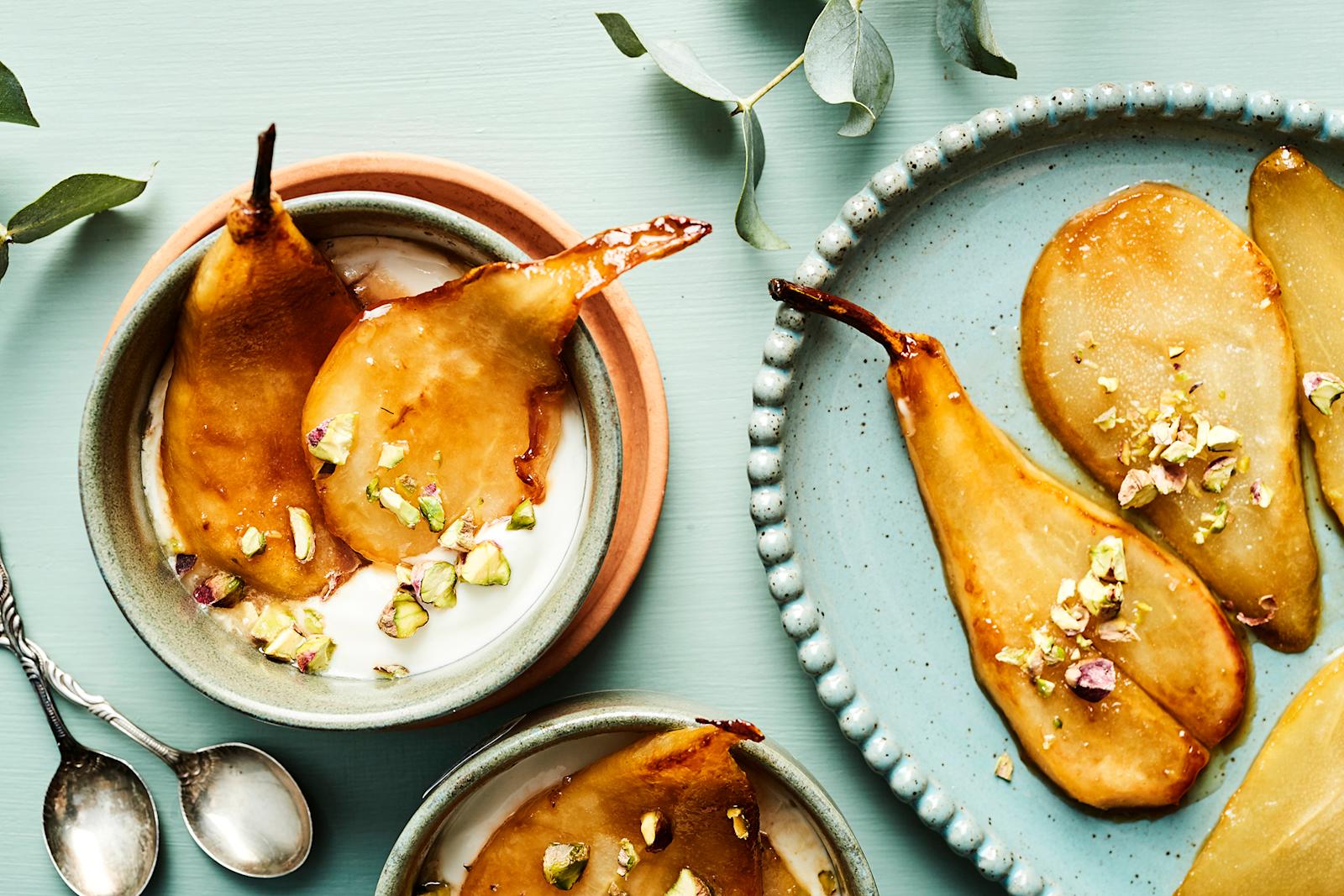 Karamellisoidut päärynät ja jogurtti