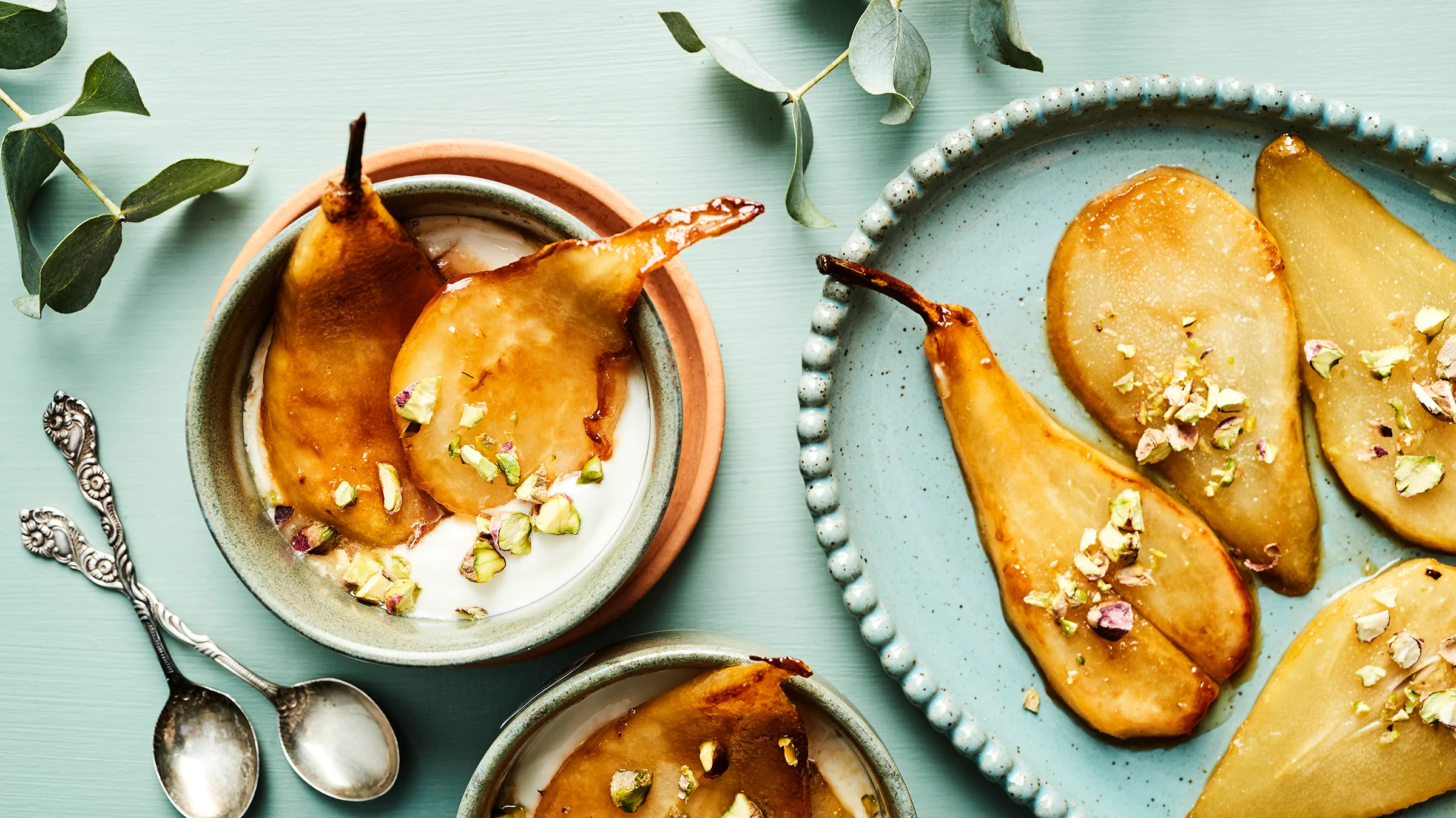 Karamellisoidut päärynät ja jogurtti