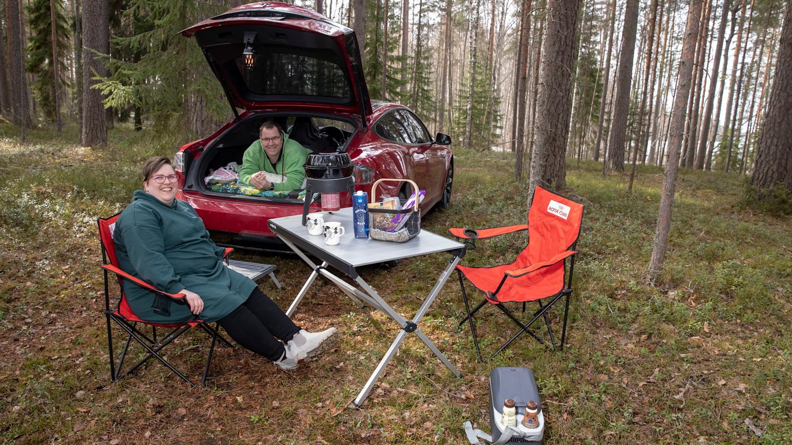 Katja ja Sami Tuomola retkellä.