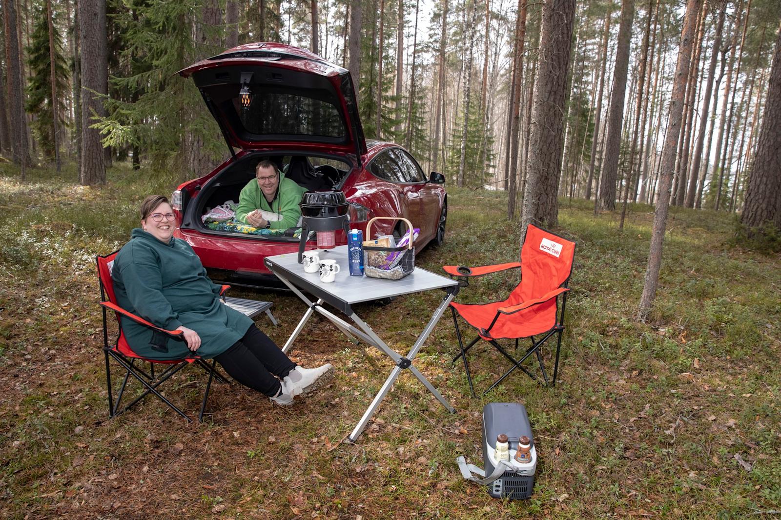 Katja ja Sami Tuomola retkellä.