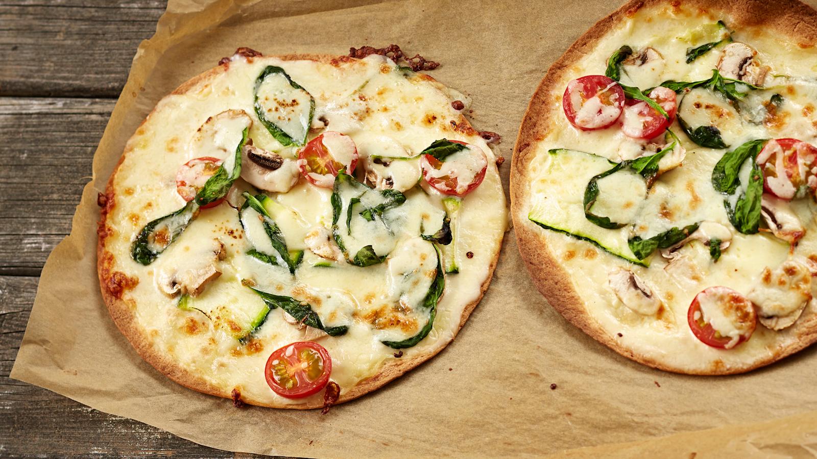 Valkoinen kasvis-grillipitsa