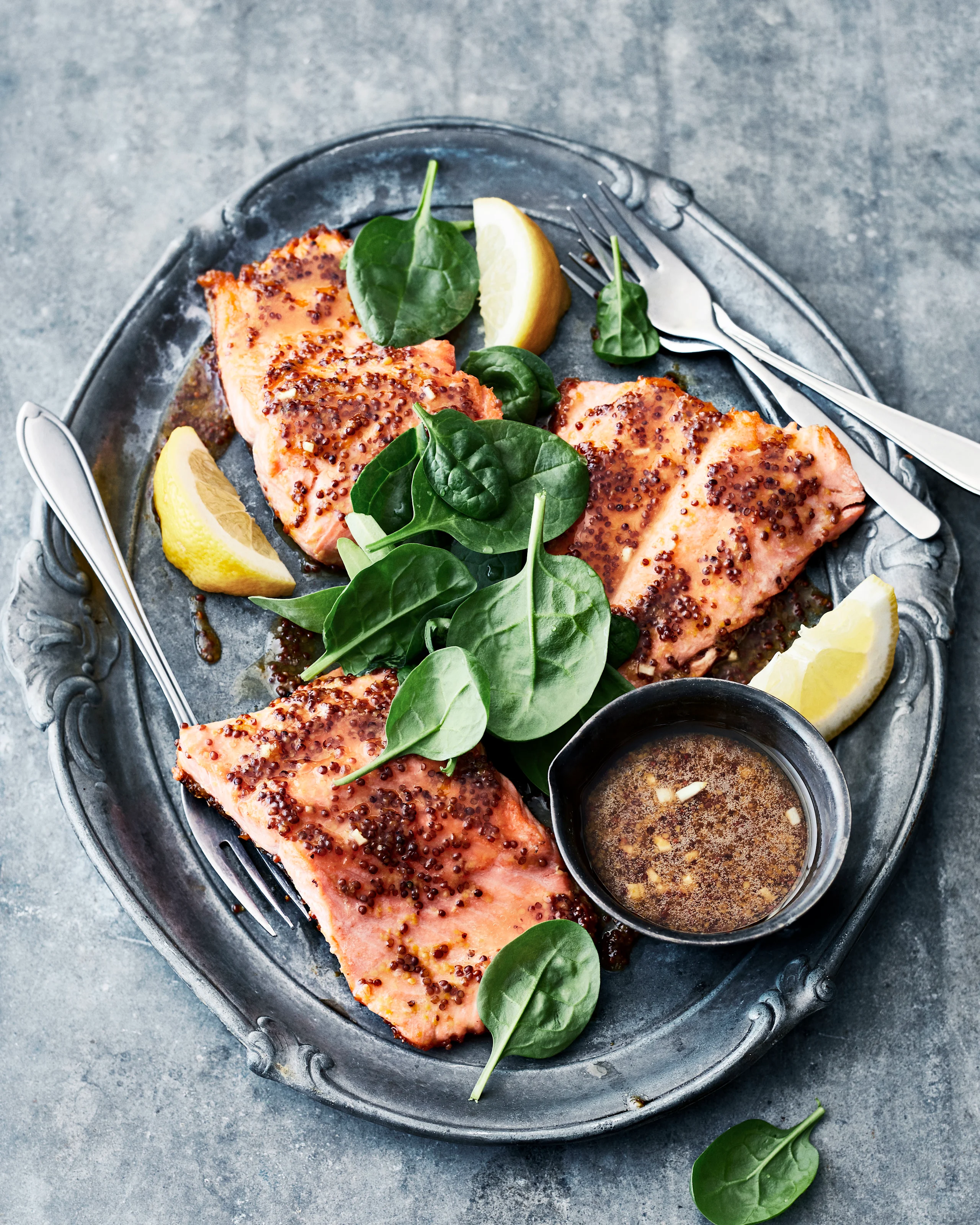 Hunajainen sinappikastike kuulostaa perinteiseltä, mutta maistuu yllättävän uudenlaiselta paistetun lohen kumppanina.