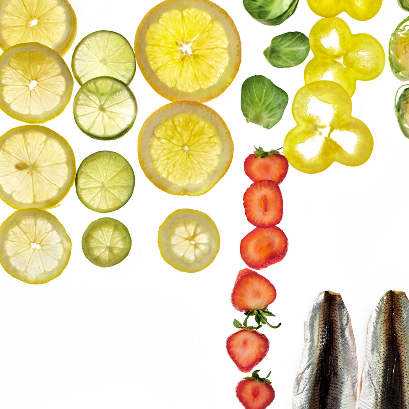 Sitruksia, mansikoita, ruusukaalia, prsakaalia ja paprikaa viipaloituna. Rikottu kananmuna ja silakkafileitä.