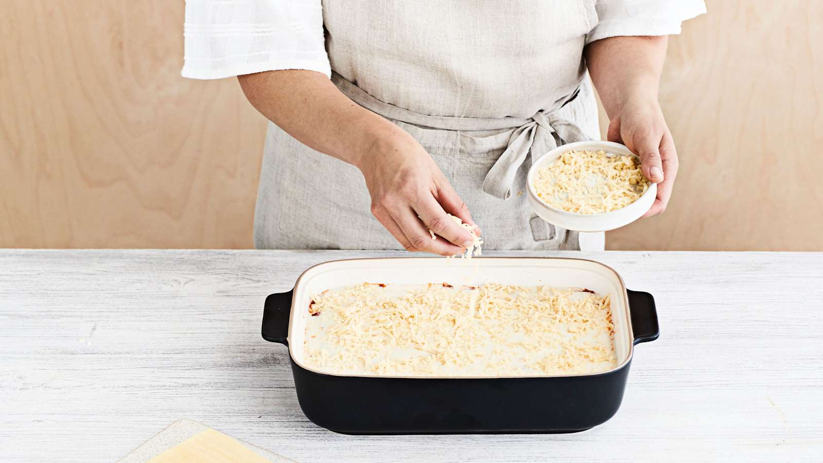 Laita päällimmäiseksi kerros lasagnelevyjä ja juustokastiketta. Lisää juustoraaste pinnalle. Paista lasagnea uunissa noin 45 minuuttia. Anna vetäytyä kevyesti foliolla peitettynä vähintään 15 minuuttia ennen tarjoamista.