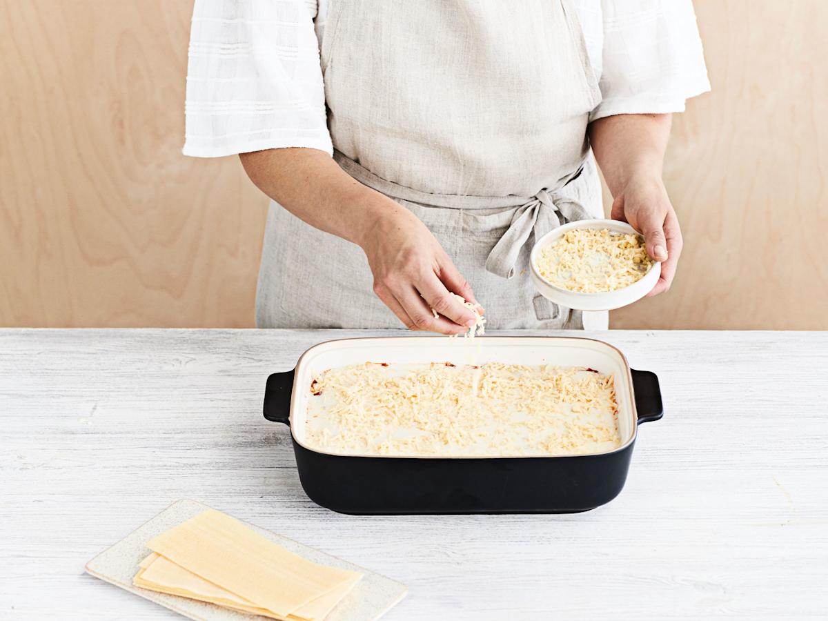 Laita päällimmäiseksi kerros lasagnelevyjä ja juustokastiketta. Lisää juustoraaste pinnalle. Paista lasagnea uunissa noin 45 minuuttia. Anna vetäytyä kevyesti foliolla peitettynä vähintään 15 minuuttia ennen tarjoamista.