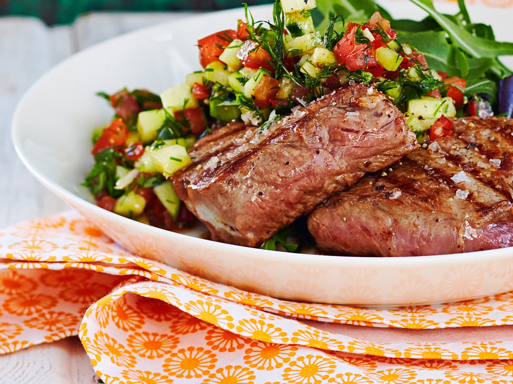 Grillatut fileepihvit ja tomaattisalsa