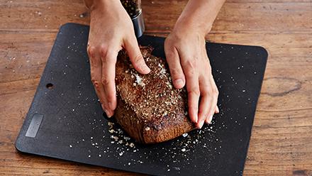 Ota liha huoneenlämpöön reilu tunti ennen kypsentämistä. Ruskista paisti padassa tai kasarissa. Nosta syrjään ja hiero pintaan mausteet.