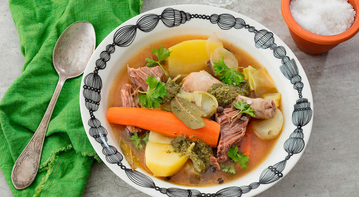 Pot-au-feu -ranskalainen lihakeitto Pistou-tahnalla