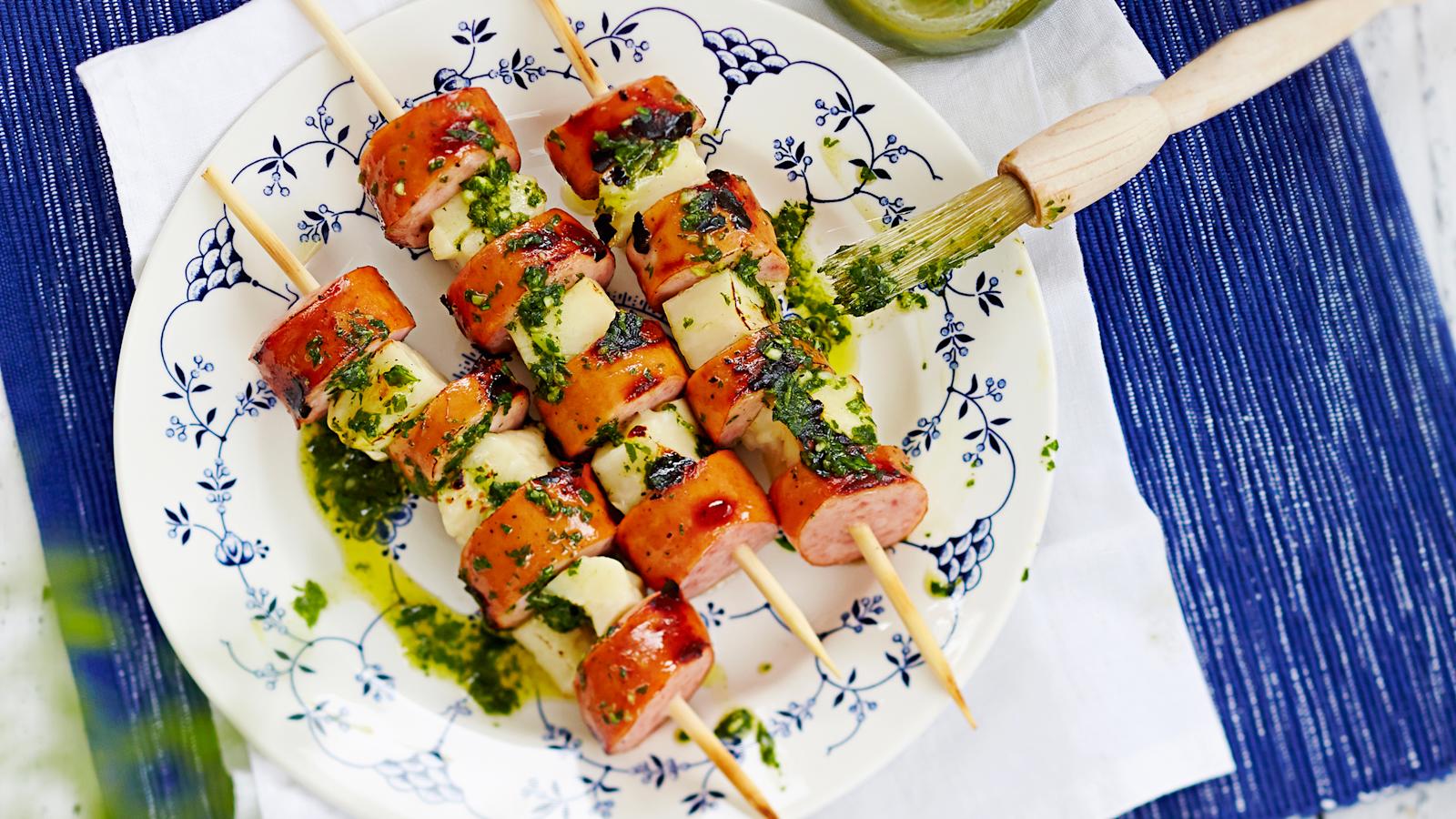 Pestomarinoidut makkara-halloumivartaat