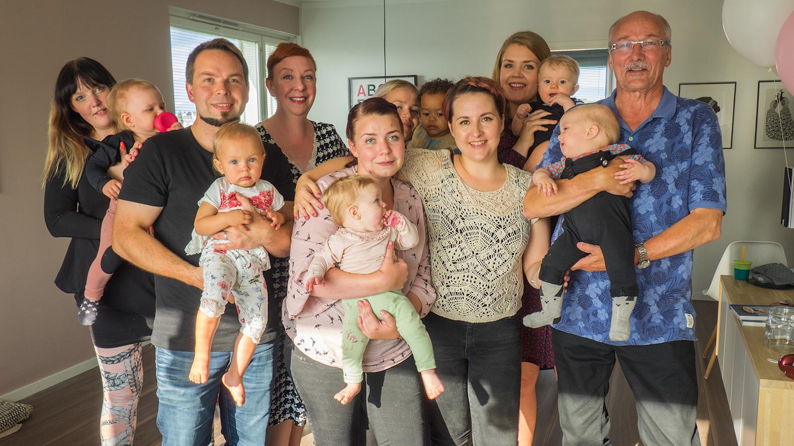 Makumuistoja-sarjan viidennessä jaksossa Jenni Kokander ja Kari Lumikero vierailevat sormiruokailubileissä.