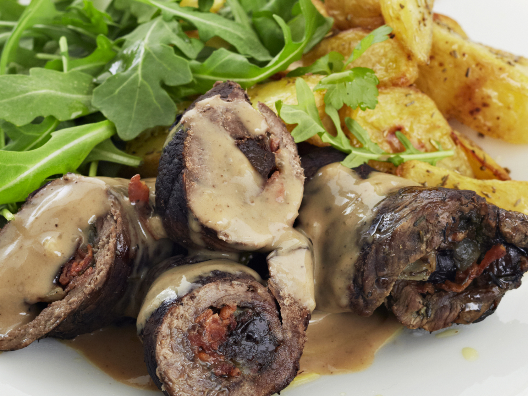 Pekonilla ja luumulla täytetyt paistikääryleet