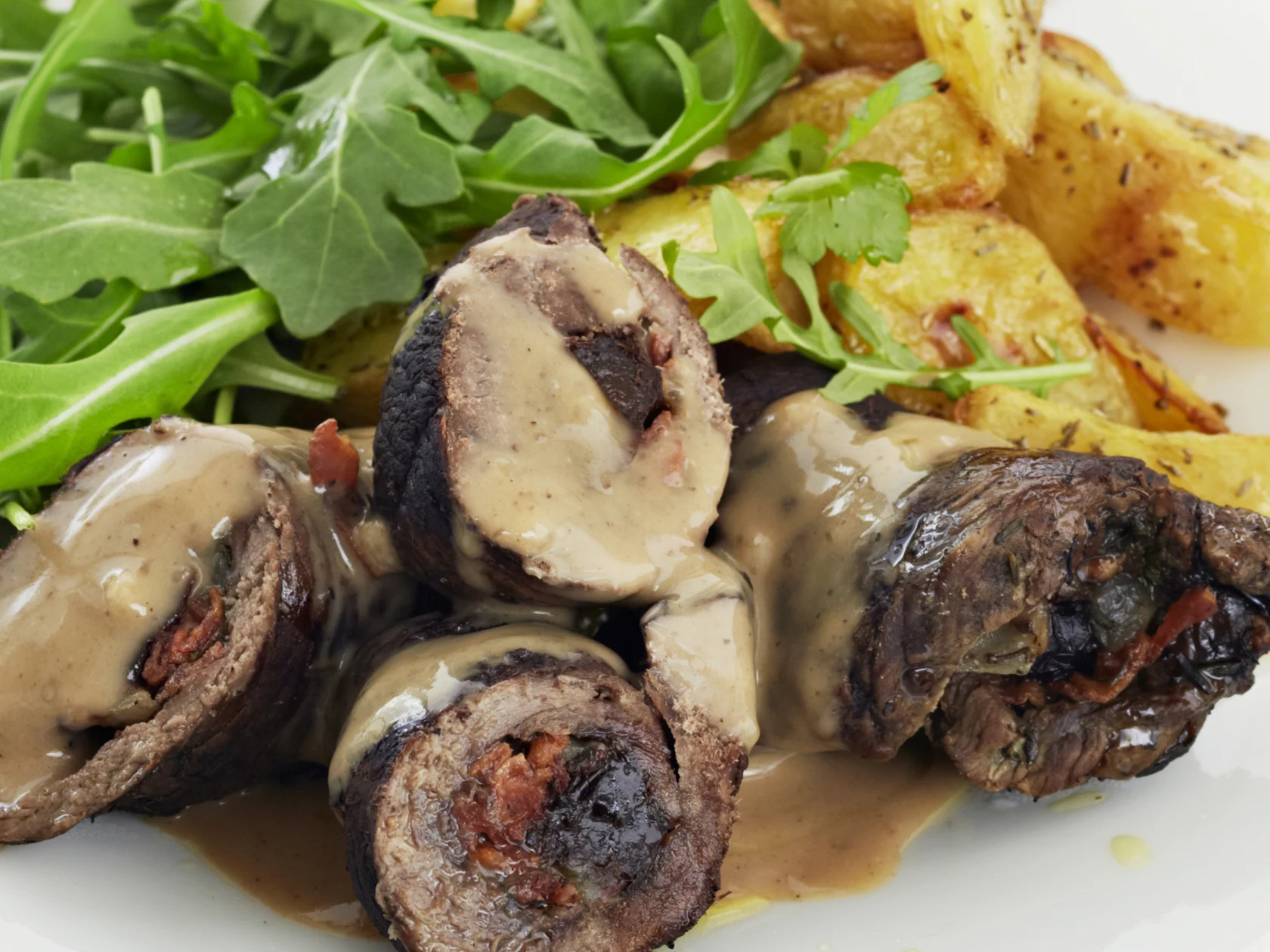 Pekonilla ja luumulla täytetyt paistikääryleet