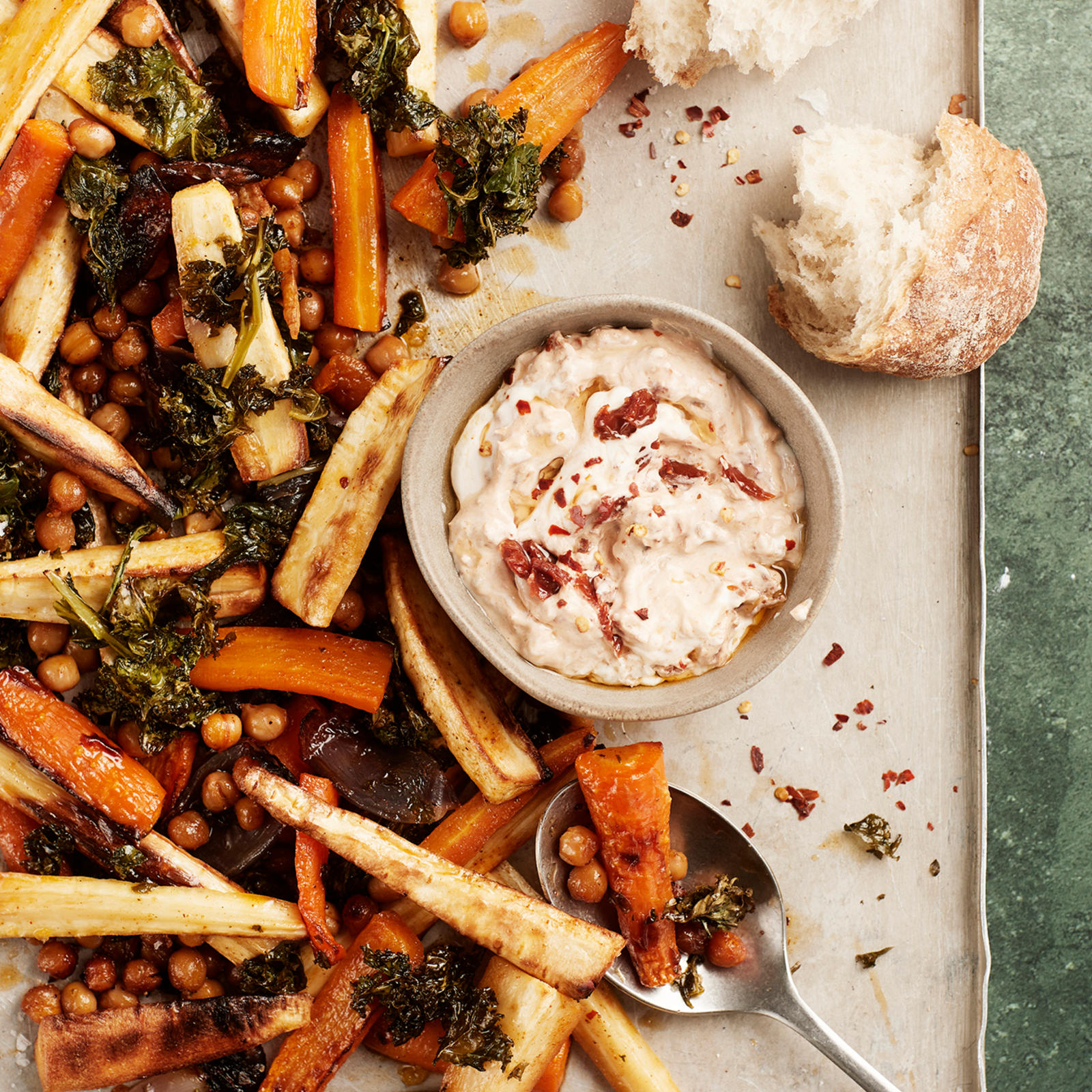 Paahdettu juures-kikhernesalaatti