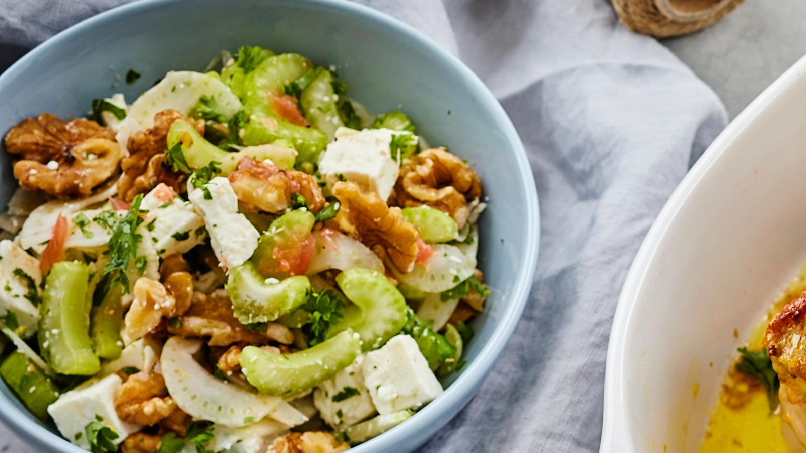 Fenkoli-varsisellerisalaatti