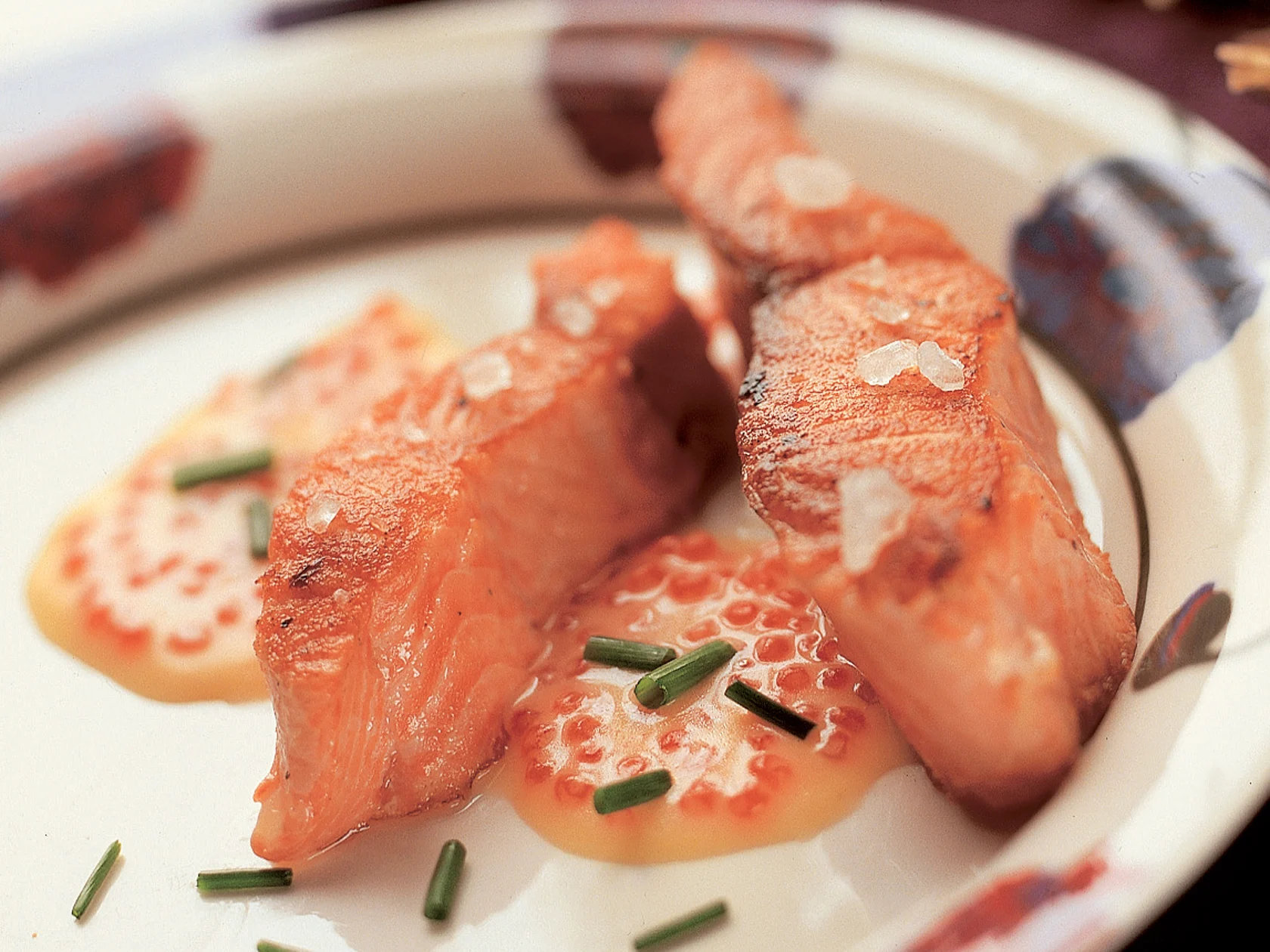 Pariloitua lohta ja lämmin mätikastike