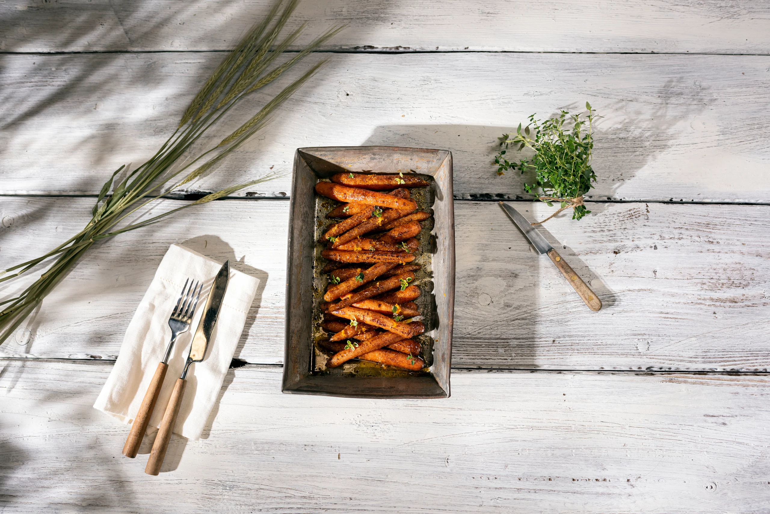 Mausteiset porkkanat ovat oiva lisä kesäiseen noutopöytään tai grilliruoan lisukkeeksi.