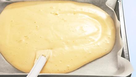 Vatkaa munat ja sokeri kuohkeaksi vaahdoksi. Sekoita jauhot ja leivinjauhe keskenään. Siivilöi jauhoseos vaahtoon. Kääntele seos varoen tasaiseksi. Levitä taikina leivinpaperoidulle pellille ja paista 225-asteisesssa uunissa 7–8 minuuttia.