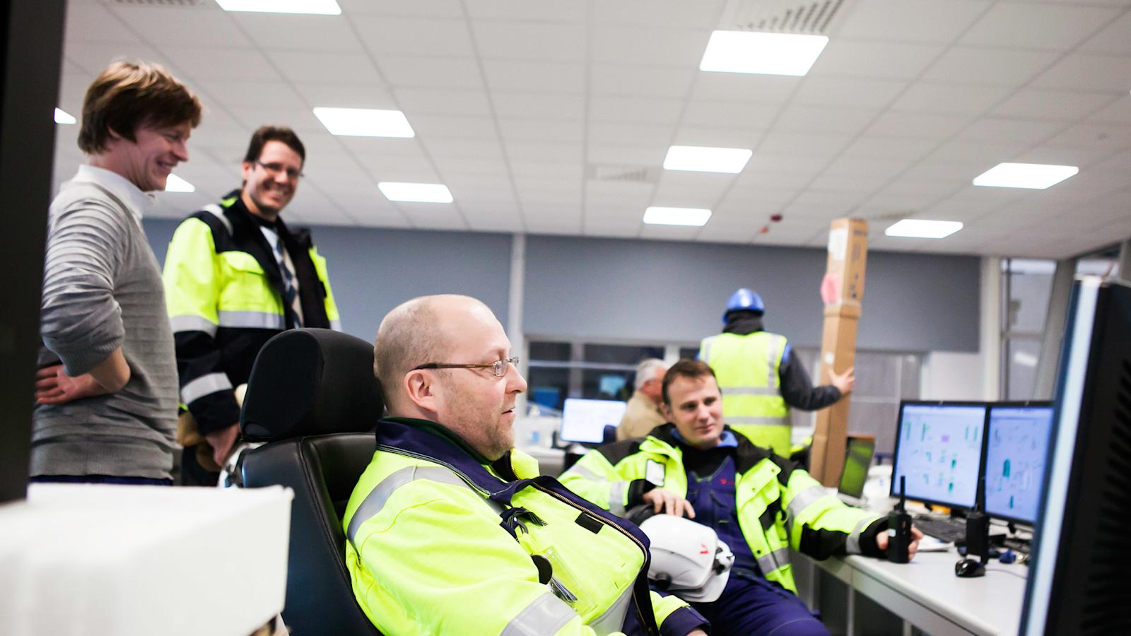 Jätevoimalan valvomon työntekijät