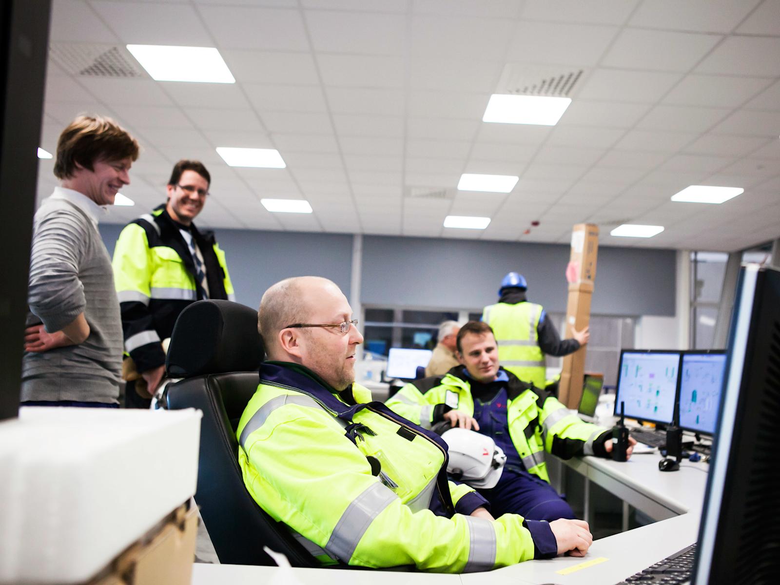 Jätevoimalan valvomon työntekijät