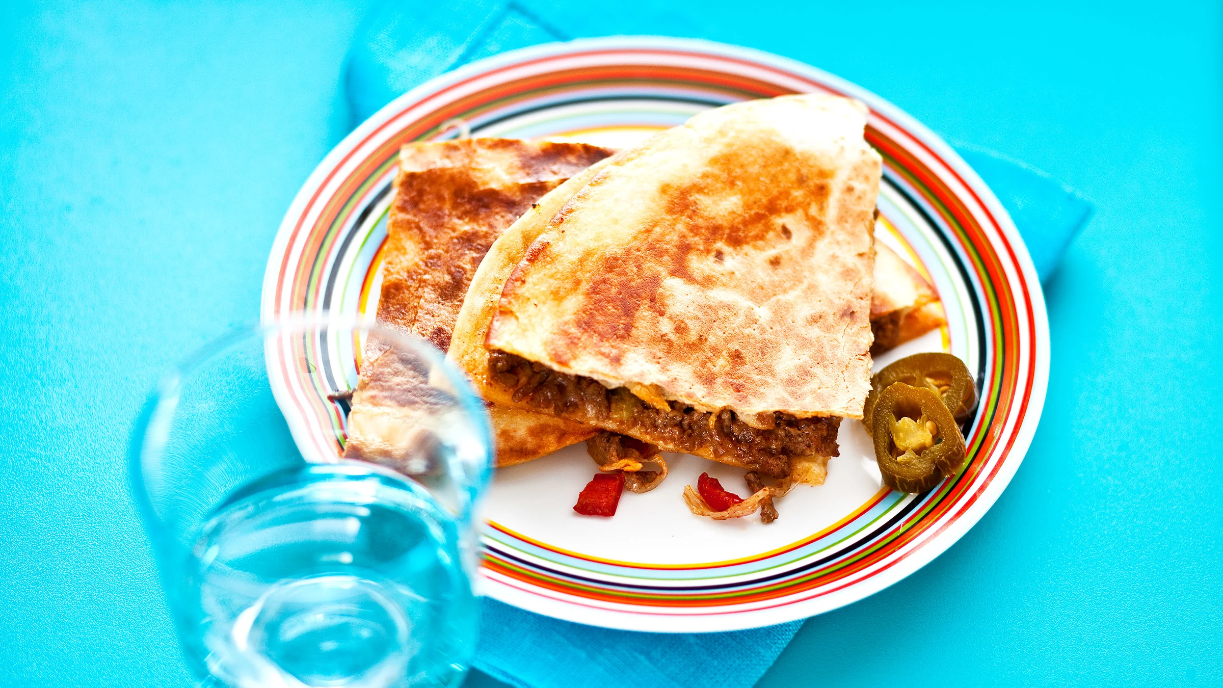 Quesadillat jauhelihatäyteellä