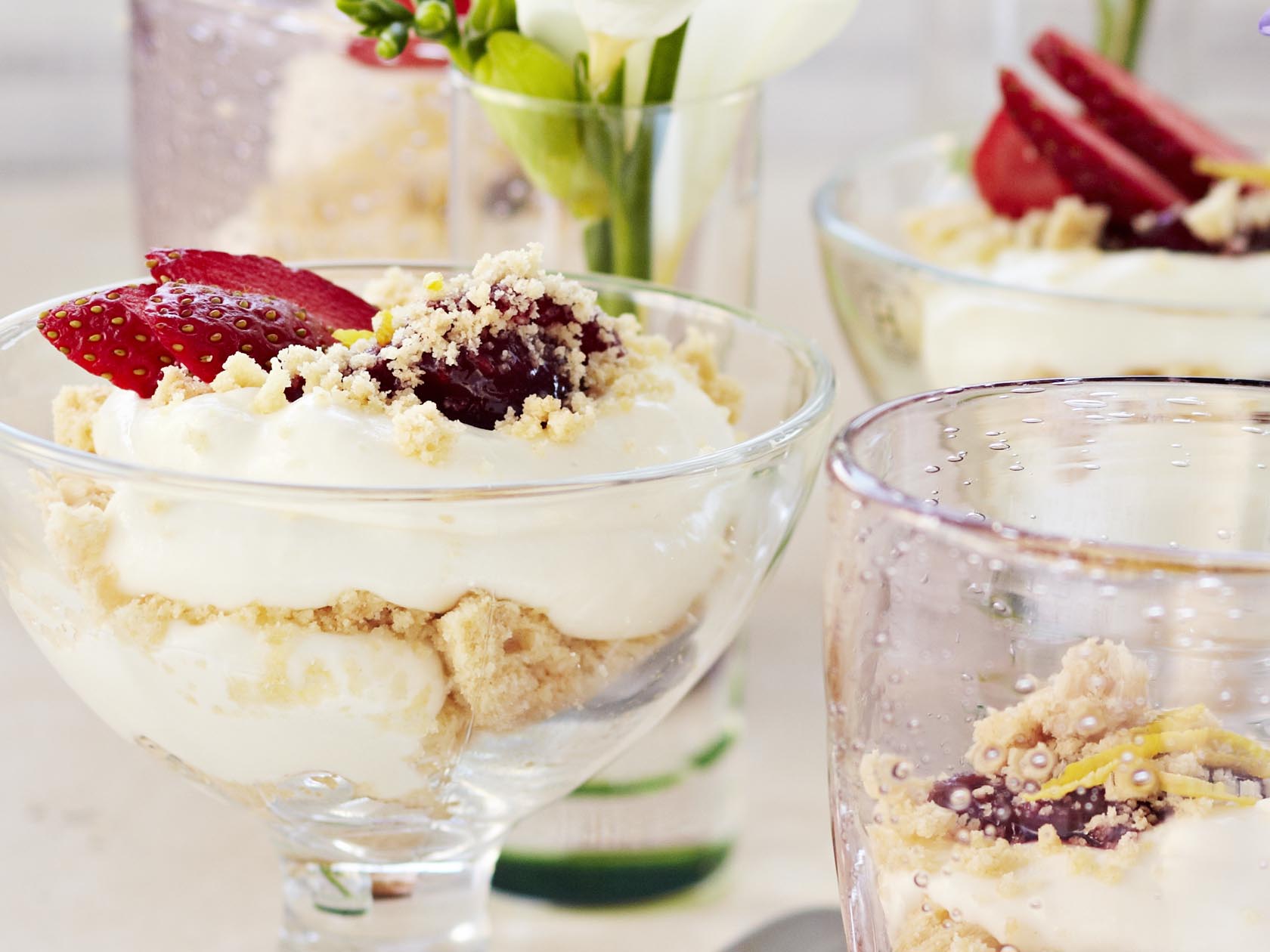 Sitruuna-vadelmatrifle