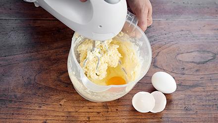 Lisää munat yksitellen voimakkaasti vatkaten.