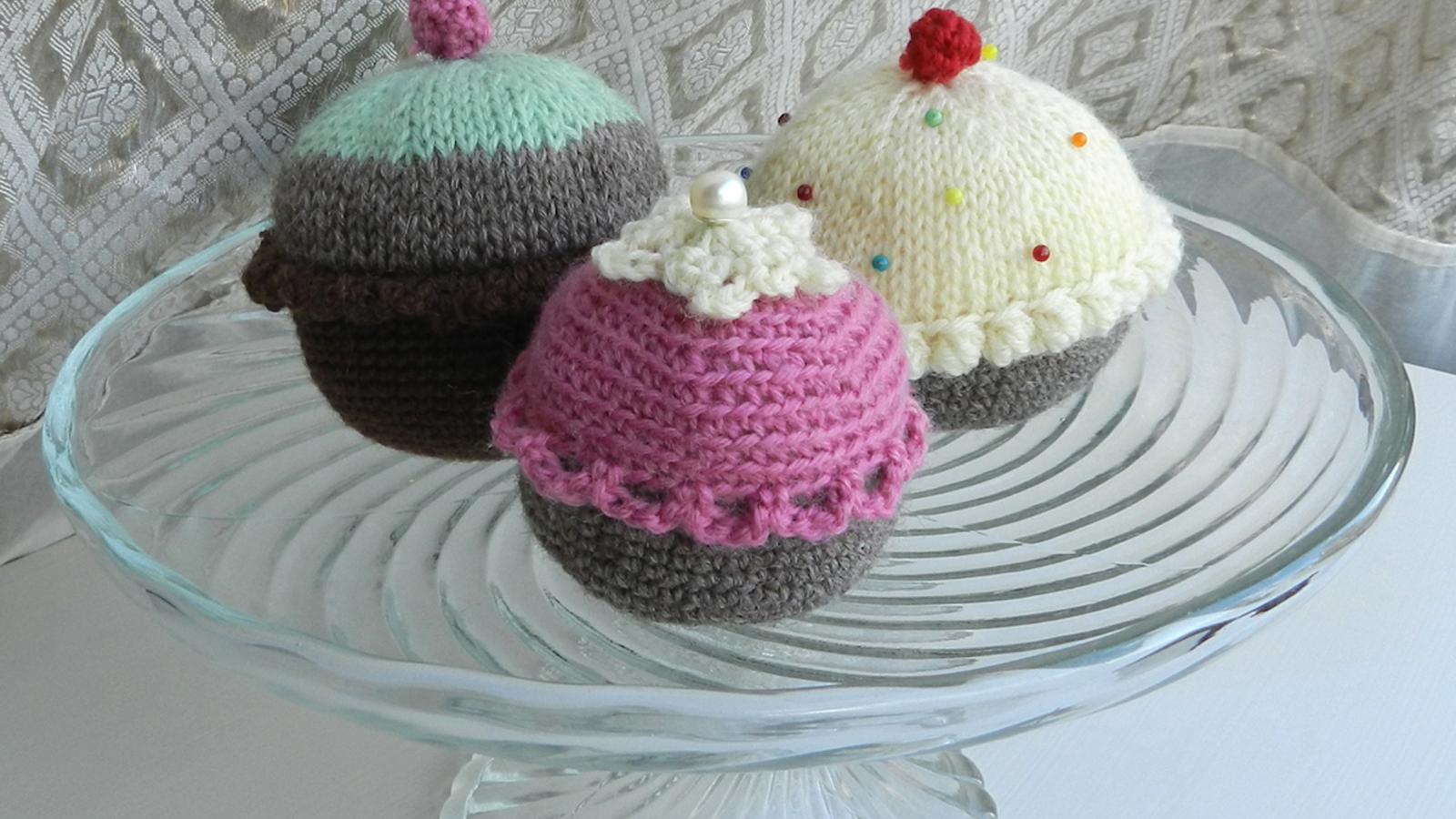 Neulotut ja virkatut cupcake-kakut