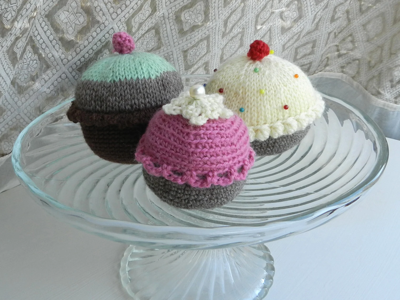 Neulotut ja virkatut cupcake-kakut