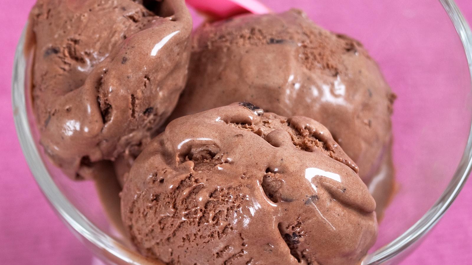 Suklaajäätelö jäätelökoneella