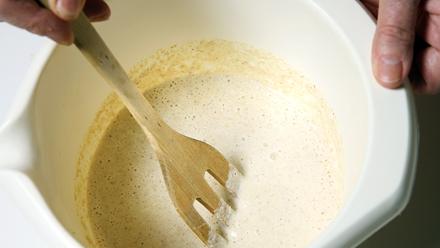 Keitä munat. Pane korppujauhot ja neste kulhoon ja anna turvota. Kuori, silppua ja ruskista sipuli.