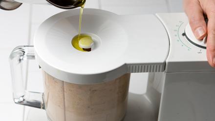 Mittaa kastikkeen ainekset tehosekoittimeen ja aja tasaiseksi. Ohenna tarvittaessa lihan keitinliemellä. Kastike saa olla juoksevaa. Maista ja mausta tarvittaessa.