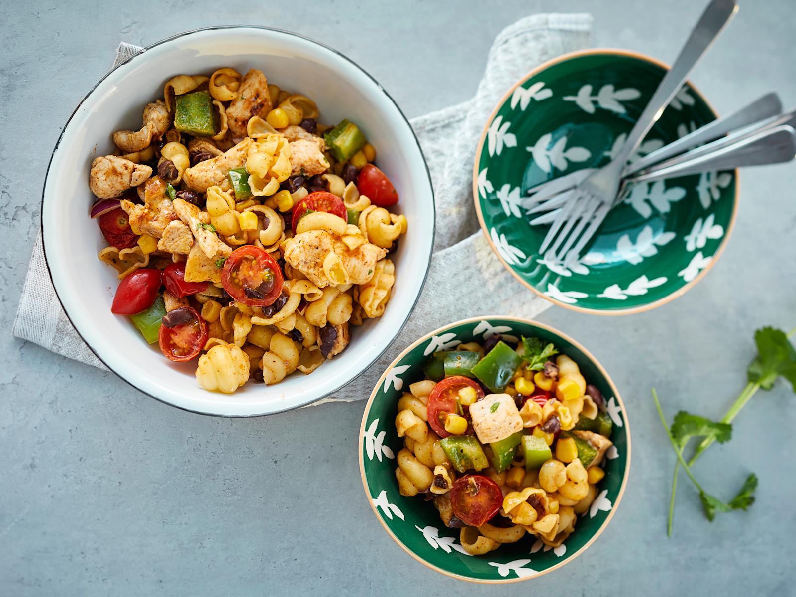 Meksikolainen kana-pastasalaatti