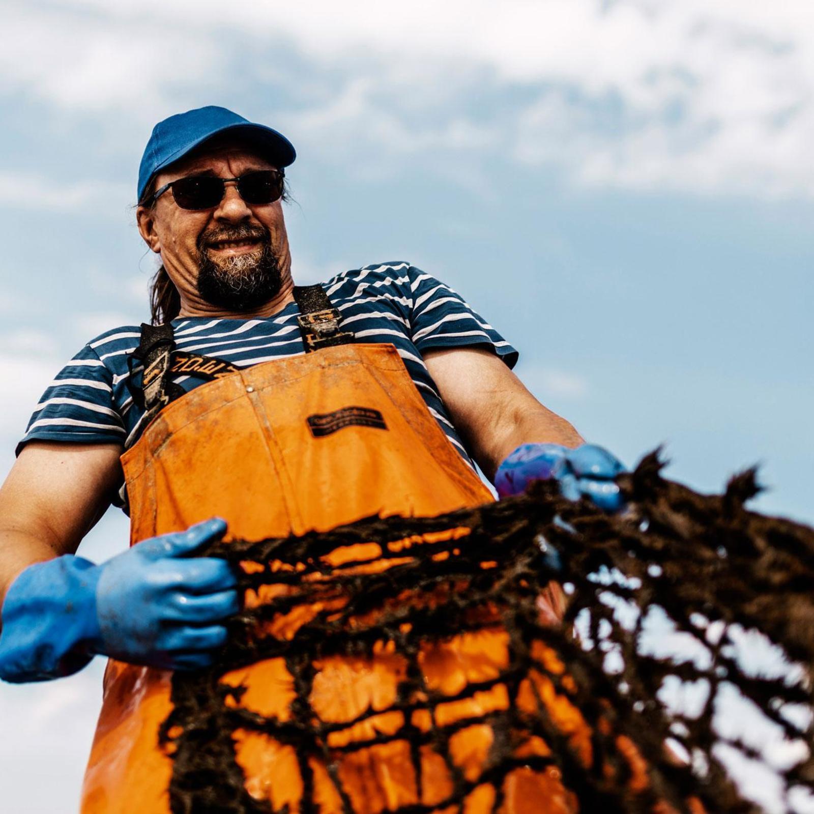 Hätälän sopimuskalastajiin kuuluva Lauri Halonen kalastaa ympäri vuoden, talvella nuotalla ja avoveden aikaan troolilla.