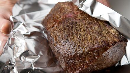 Kääri paisti alumiinifolioon ja anna vetäytyä 30–60 minuuttia.