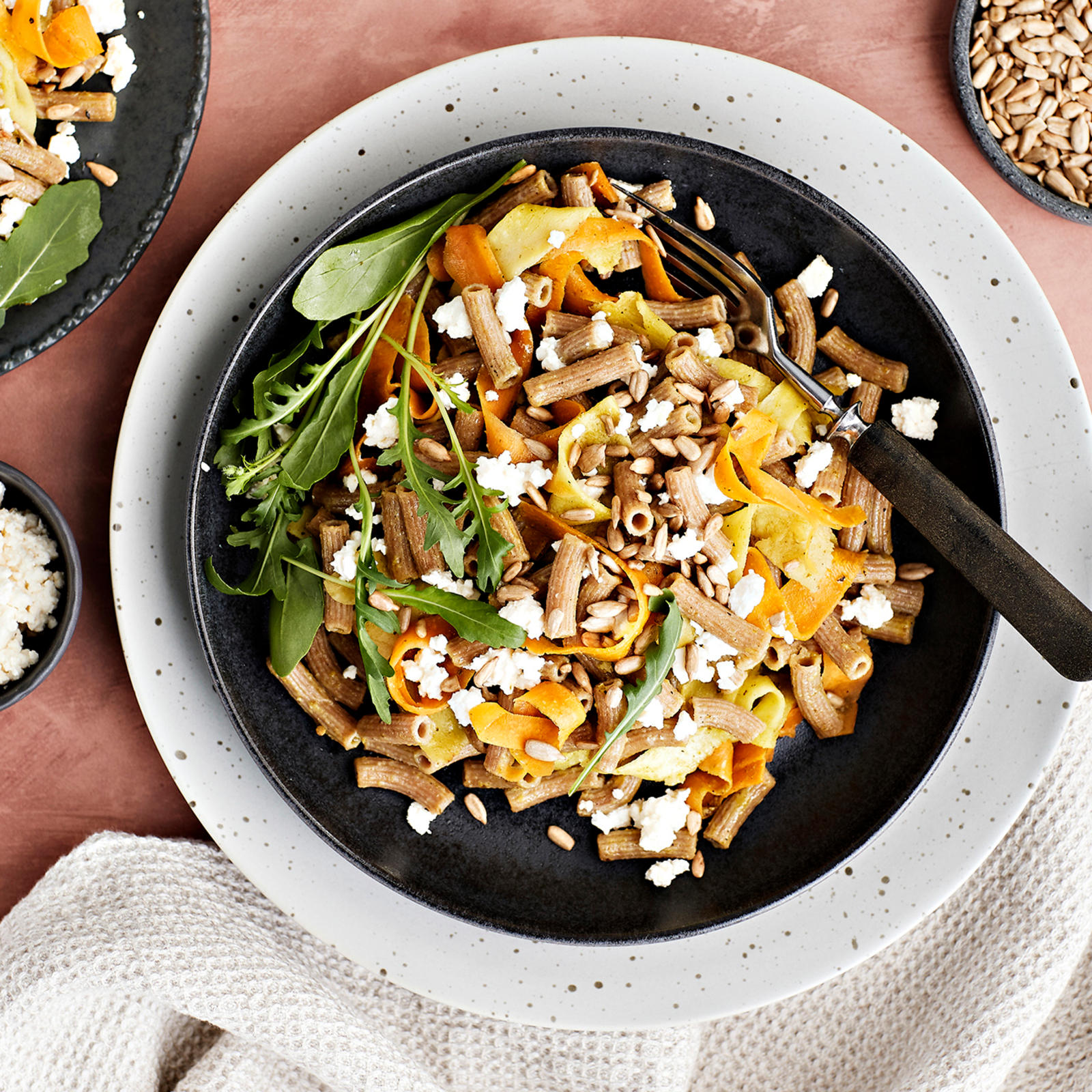 Kaurapasta juureksilla ja yrttiöljyllä