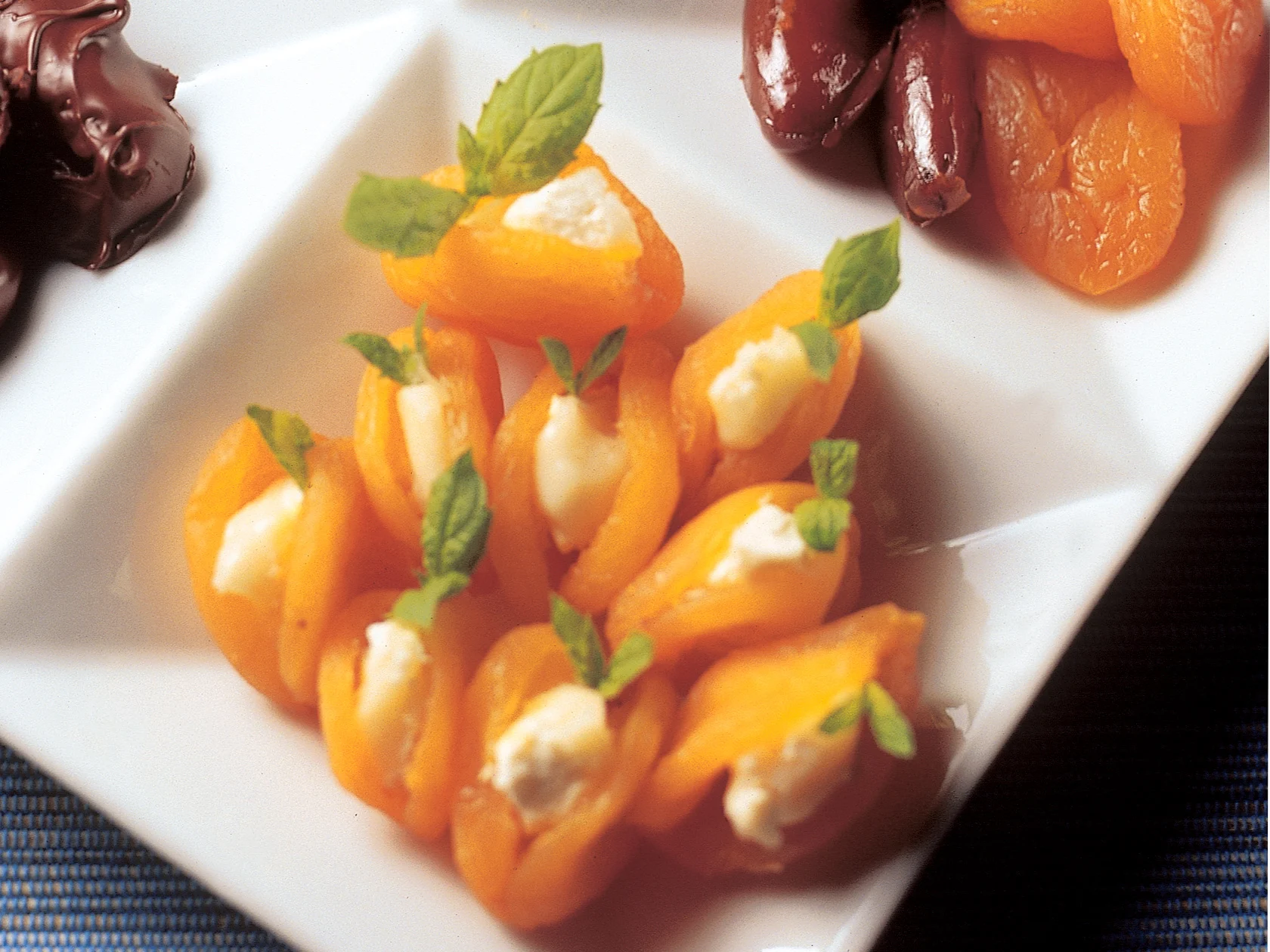 Vuohenjuustotäytteiset aprikoosit