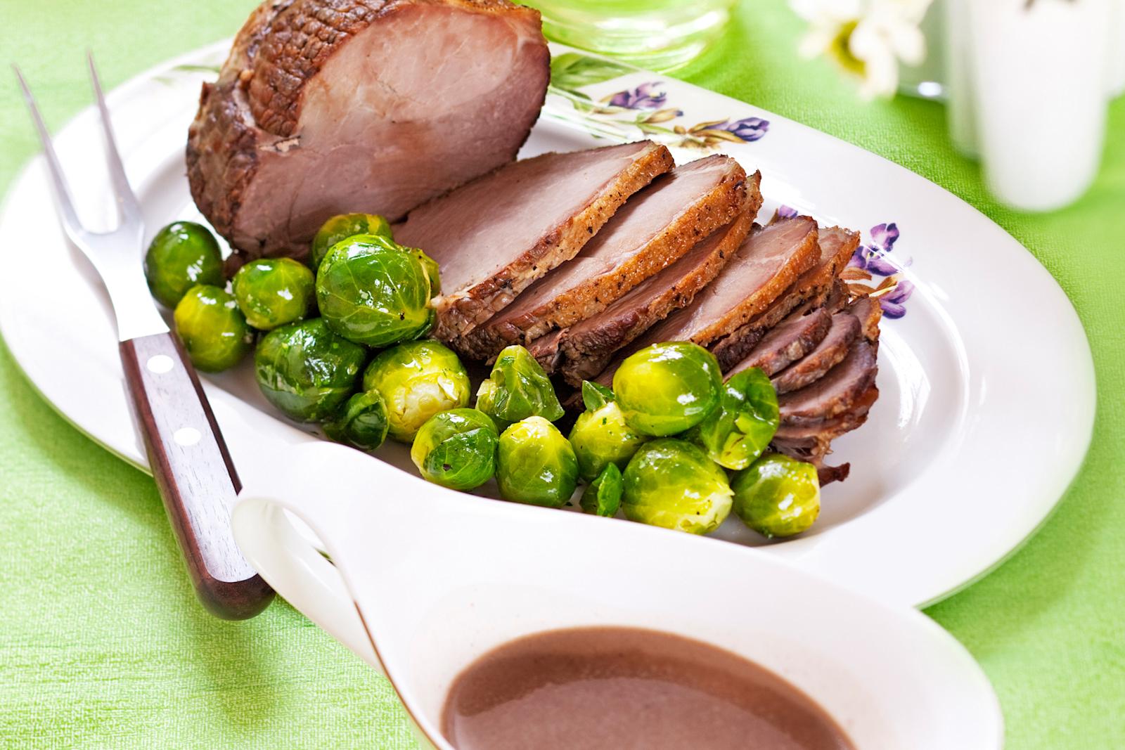 Paahdettu karitsanpaisti ja tumma olutkastike