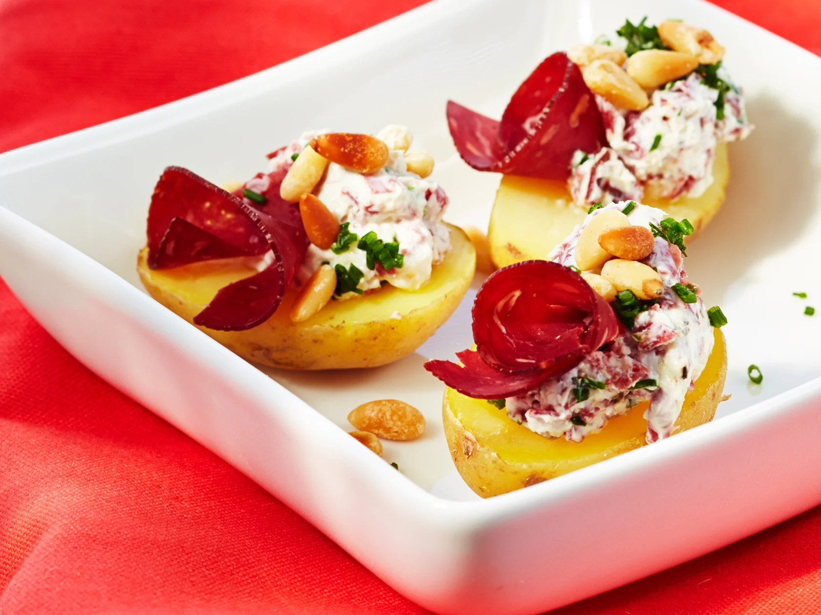 Porotahnalla täytetyt perunanpuolikkaat