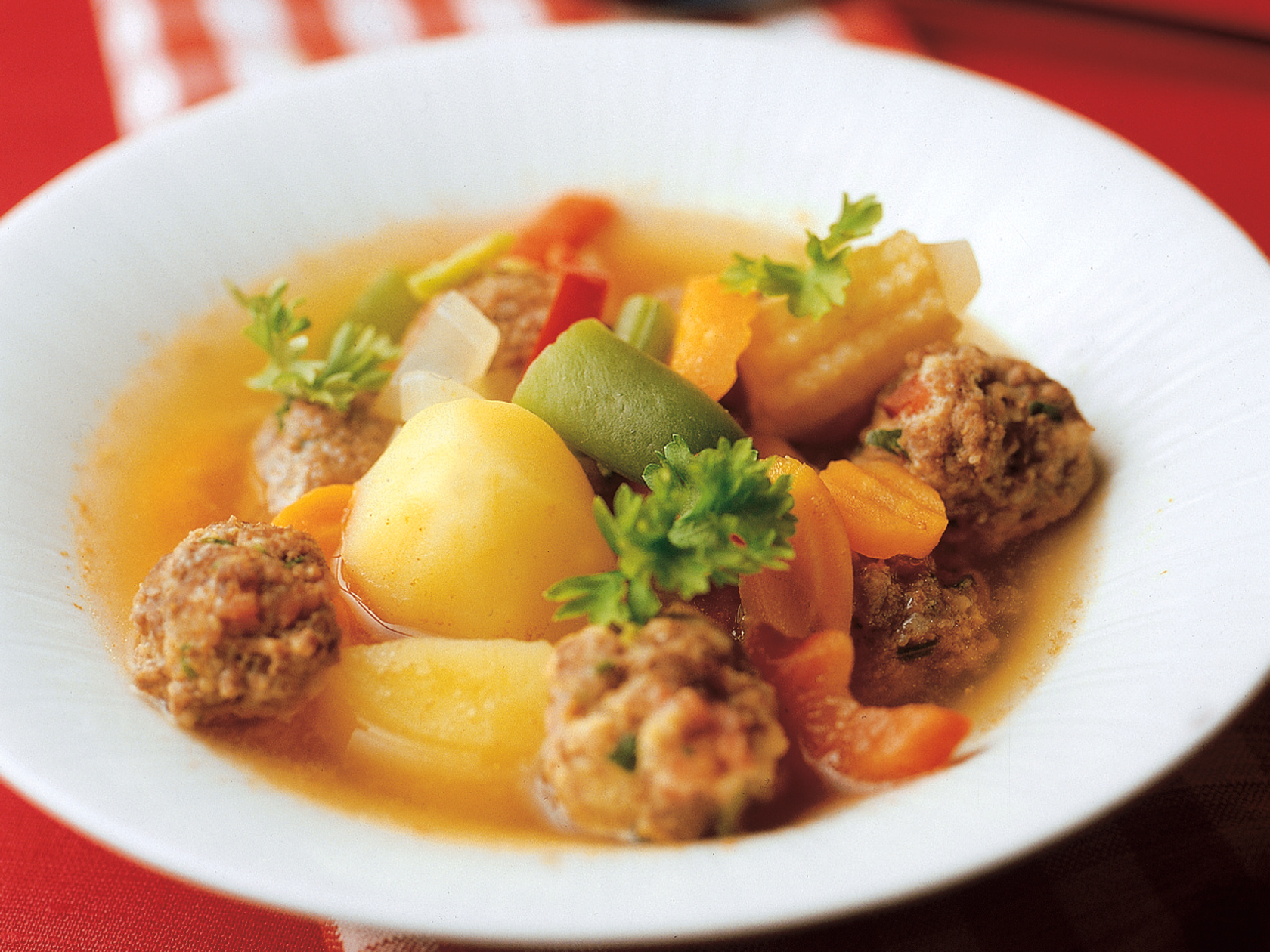 Helppo lihapullakeitto