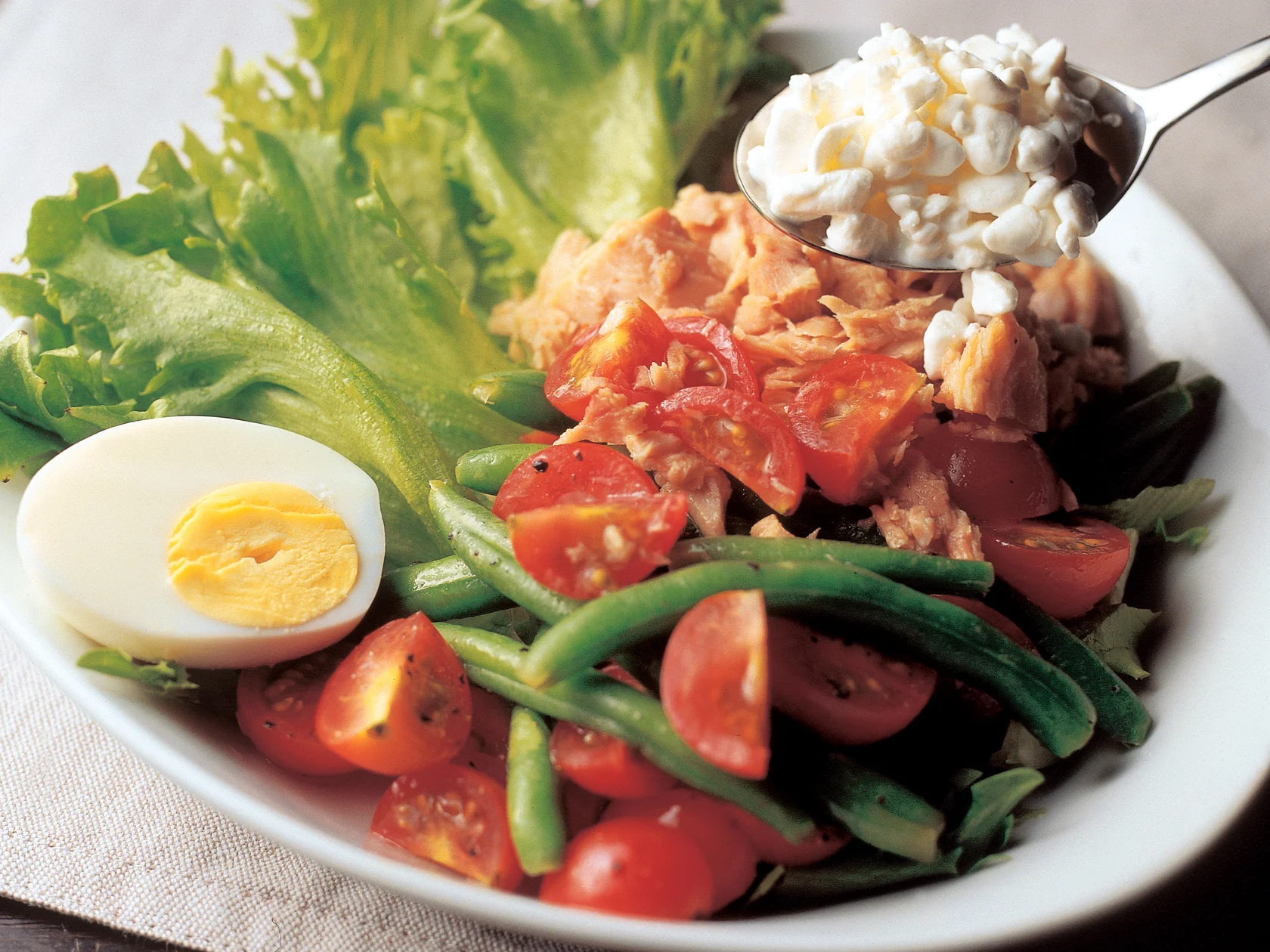 Tonnikala-kasvissalaatti