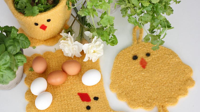 Pääsiäinen kotiin: virkattu pannulappu ja kukkaruukunsuojus