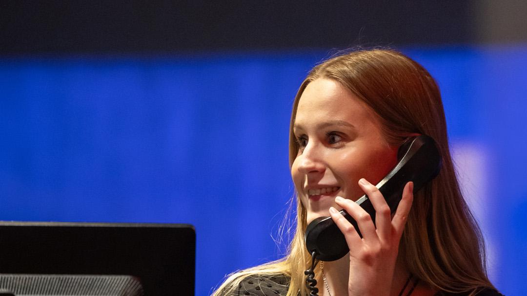 Johanna Sirviö puhuu puhelimessa.