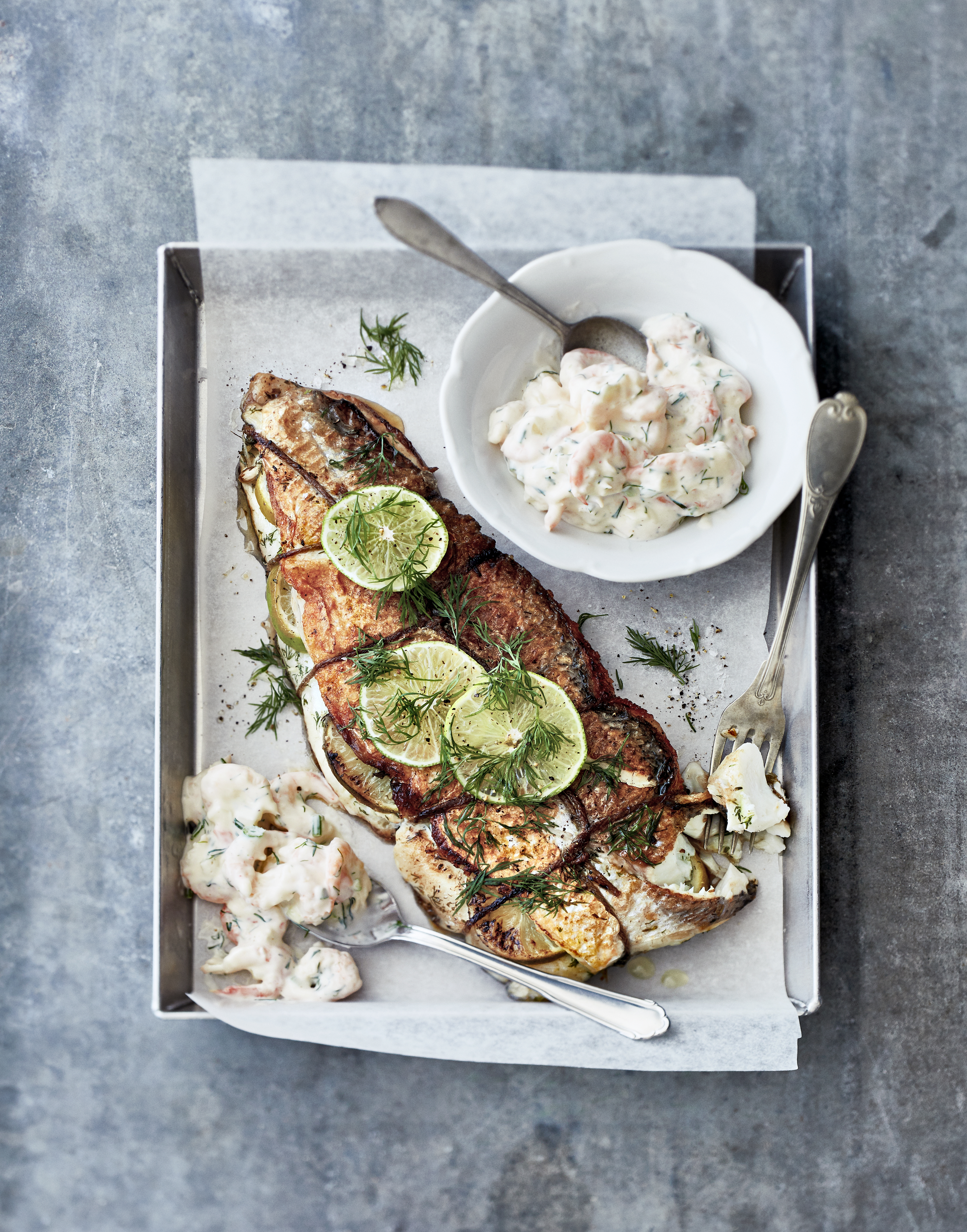 Paistettu tilli-limettisiika ja skagen röra