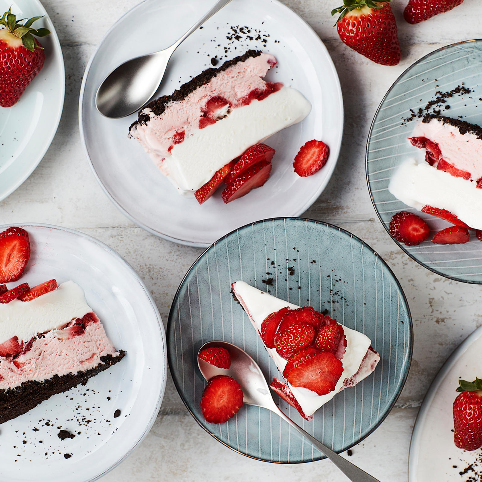 mansikkajäätelökakku