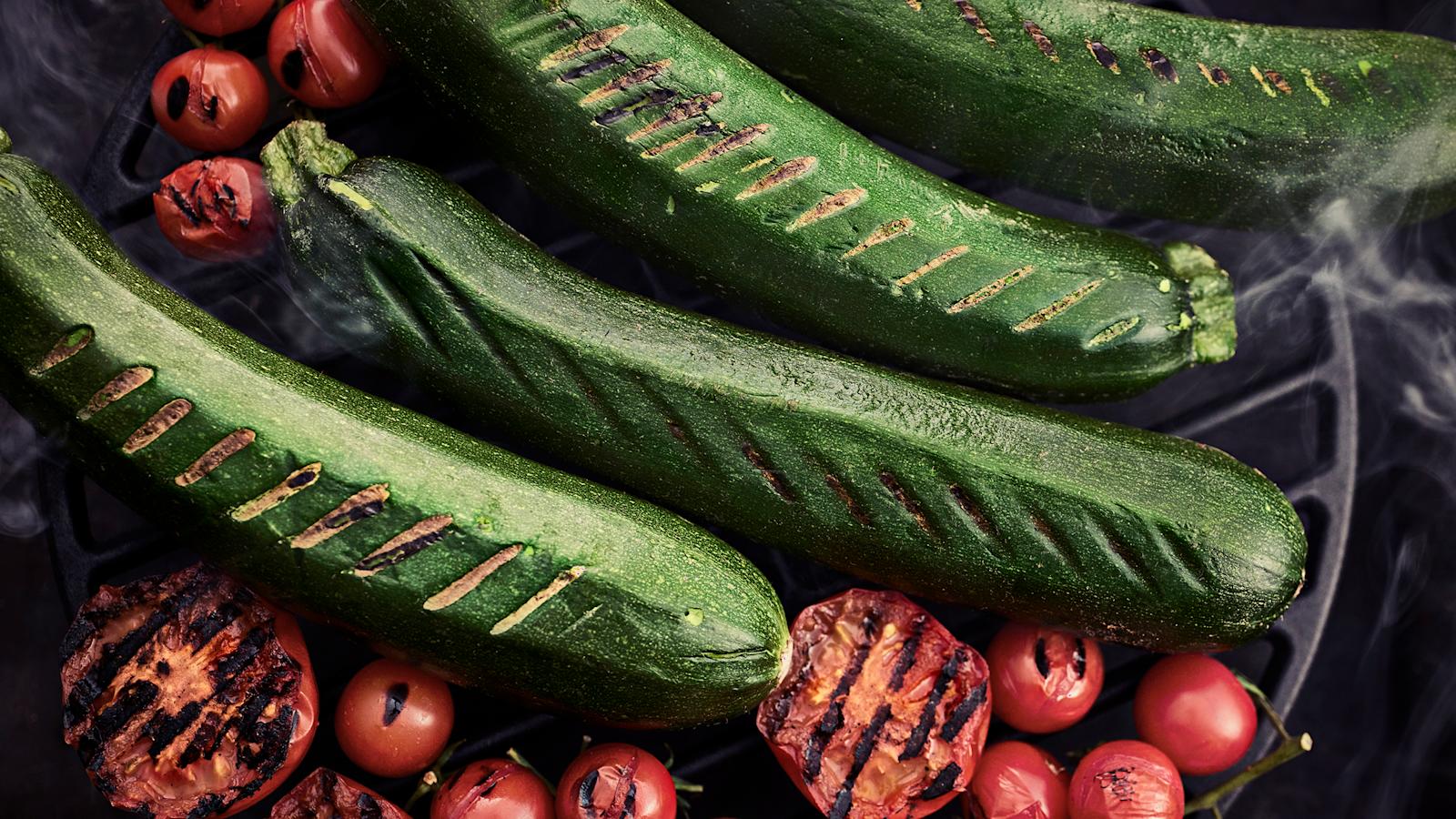 kesäkurpitsat grillissä, kasvikset grillissä