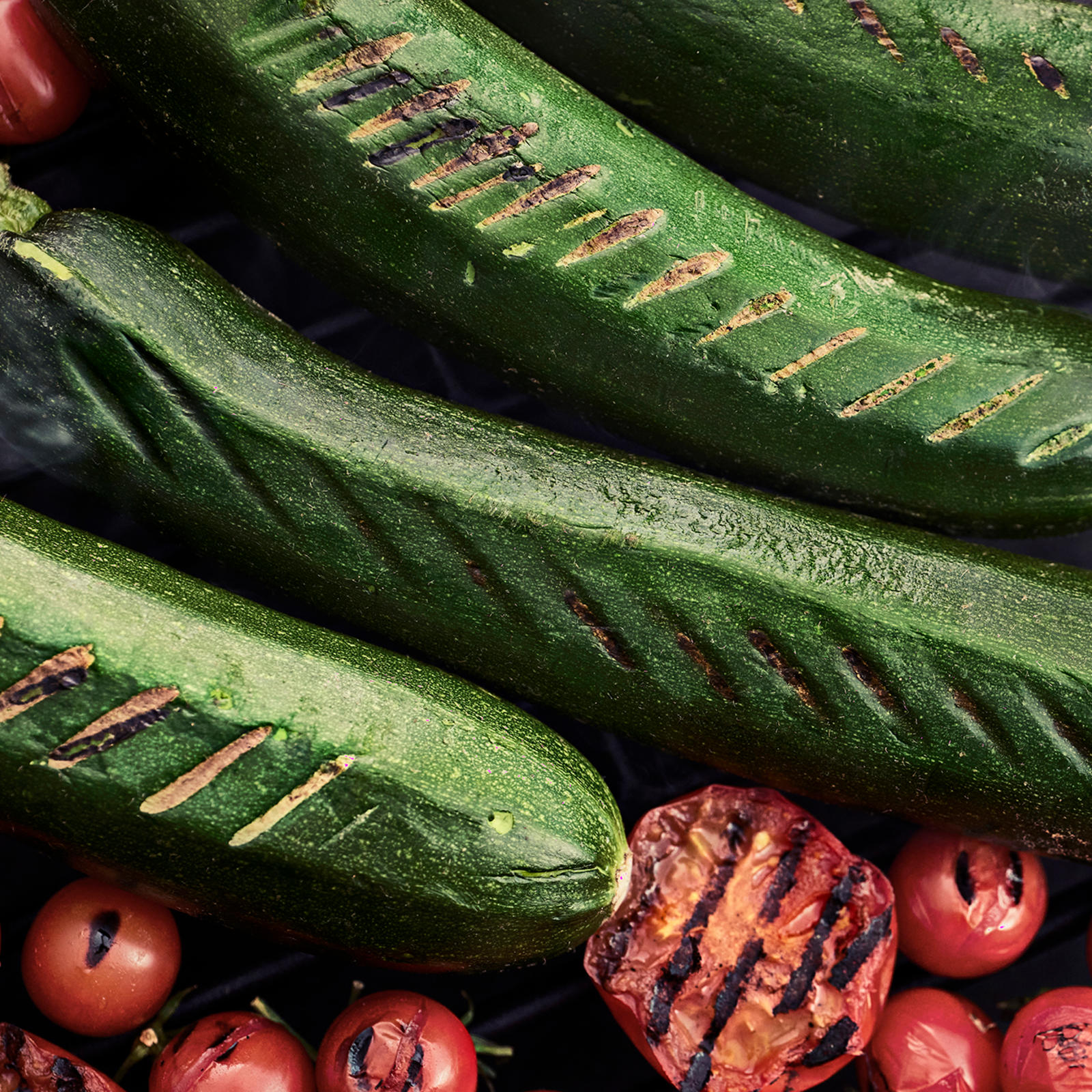 kesäkurpitsat grillissä, kasvikset grillissä