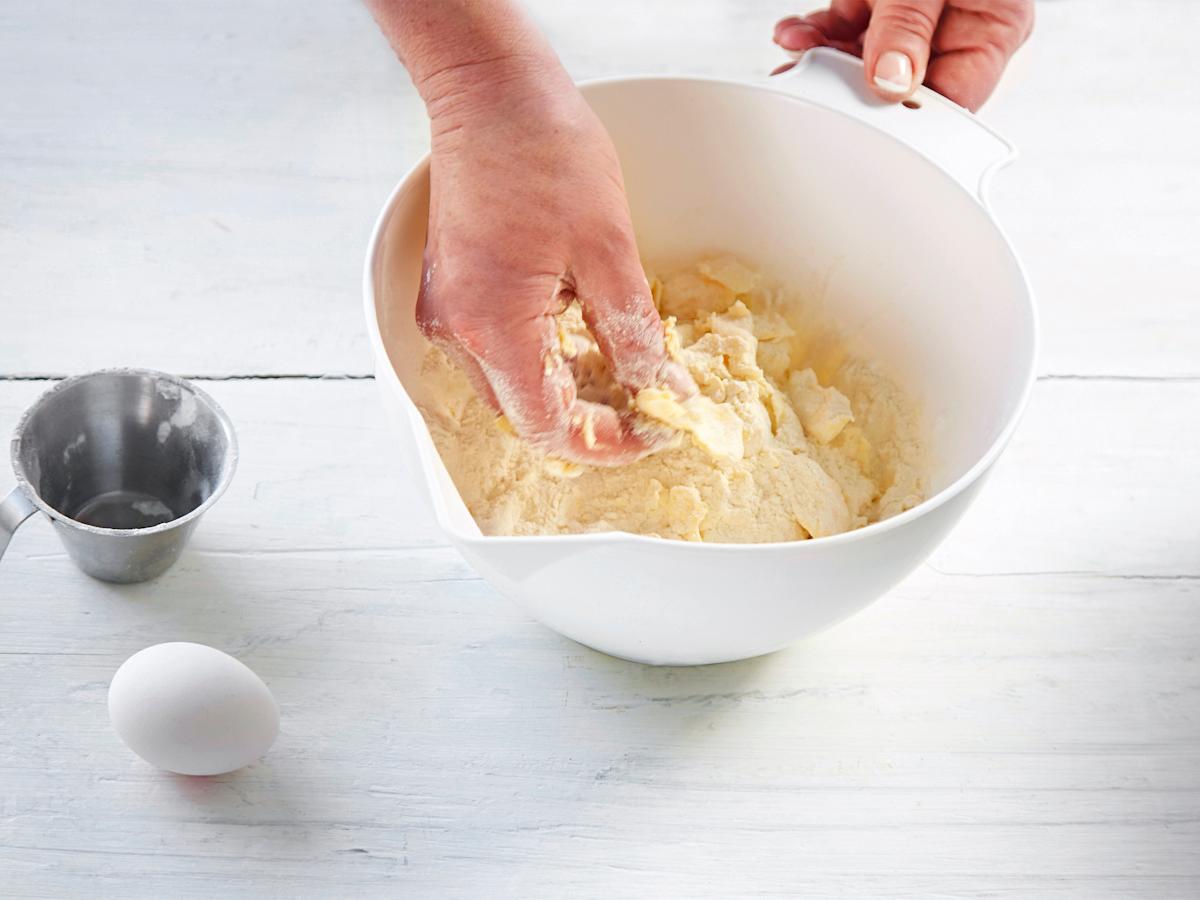 Sekoita jauhoihin sitruunan raastettu kuori, sokeri ja leivinjauhe. Lisää paloiteltu voi ja nypi ainekset murumaiseksi seokseksi. Lisää keltuainen ja sekoita taikina nopeasti tasaiseksi. Tee taikinasta pallo, litistä se ja kääri kelmuun. Anna levätä jä...