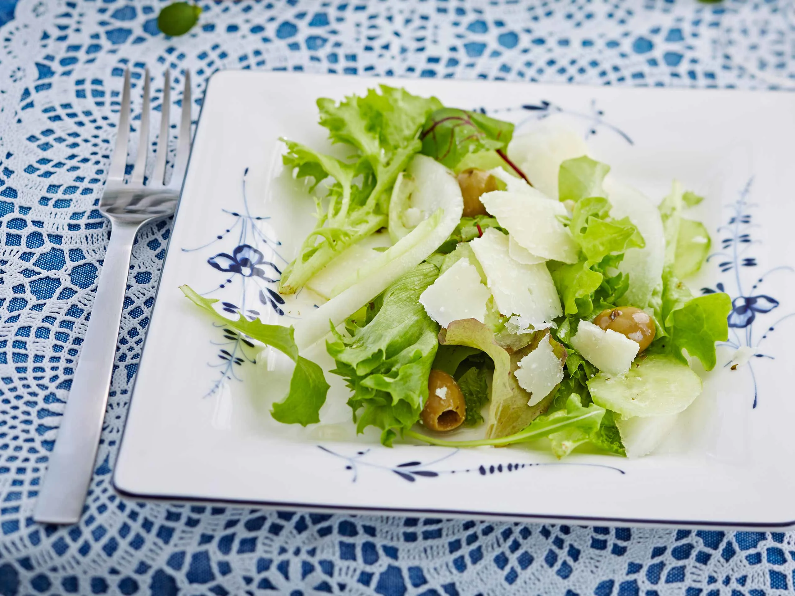 Juusto-oliivisalaatti