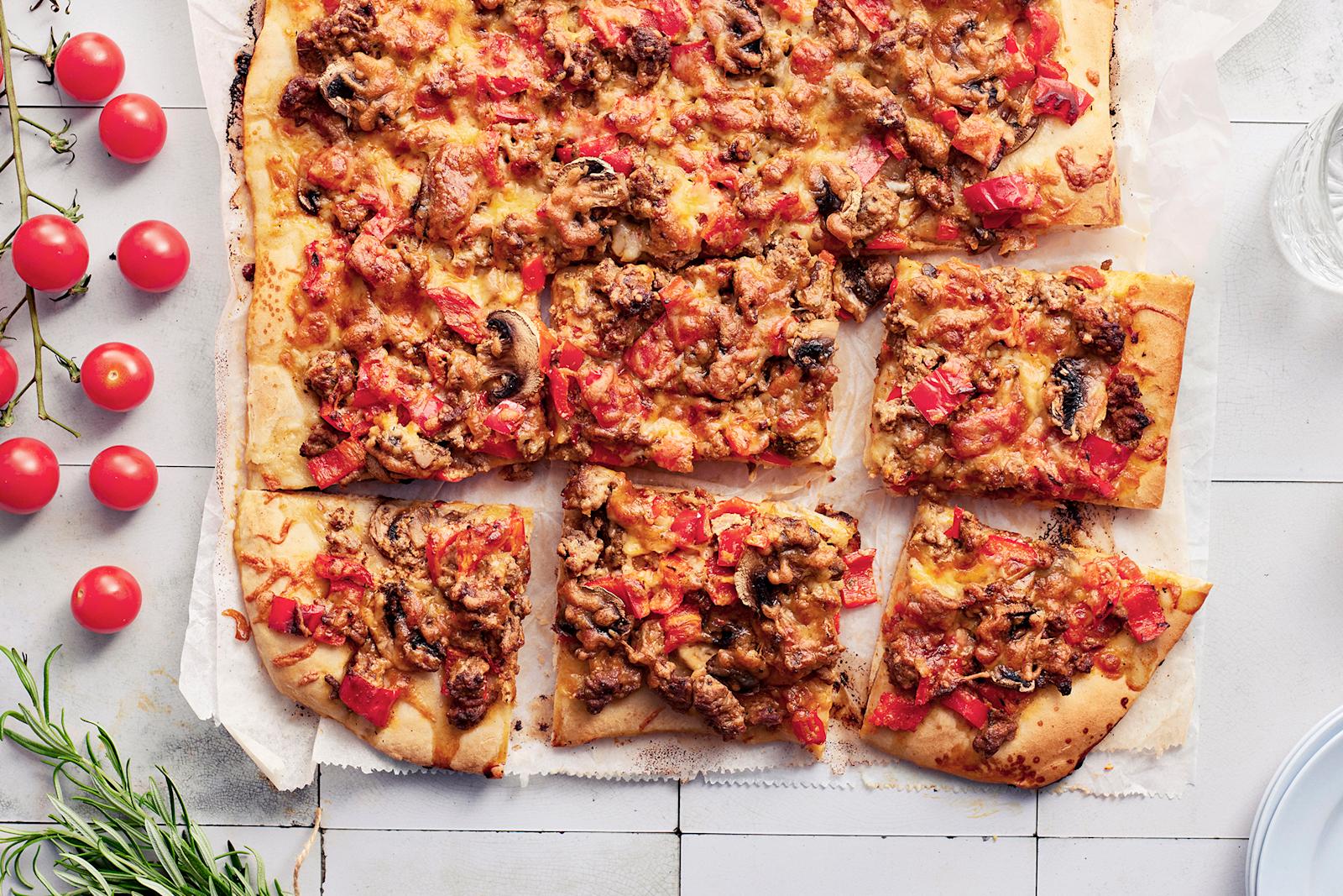 Pellillinen jauhelihapiirakkaa osittain paloiksi leikattuna.