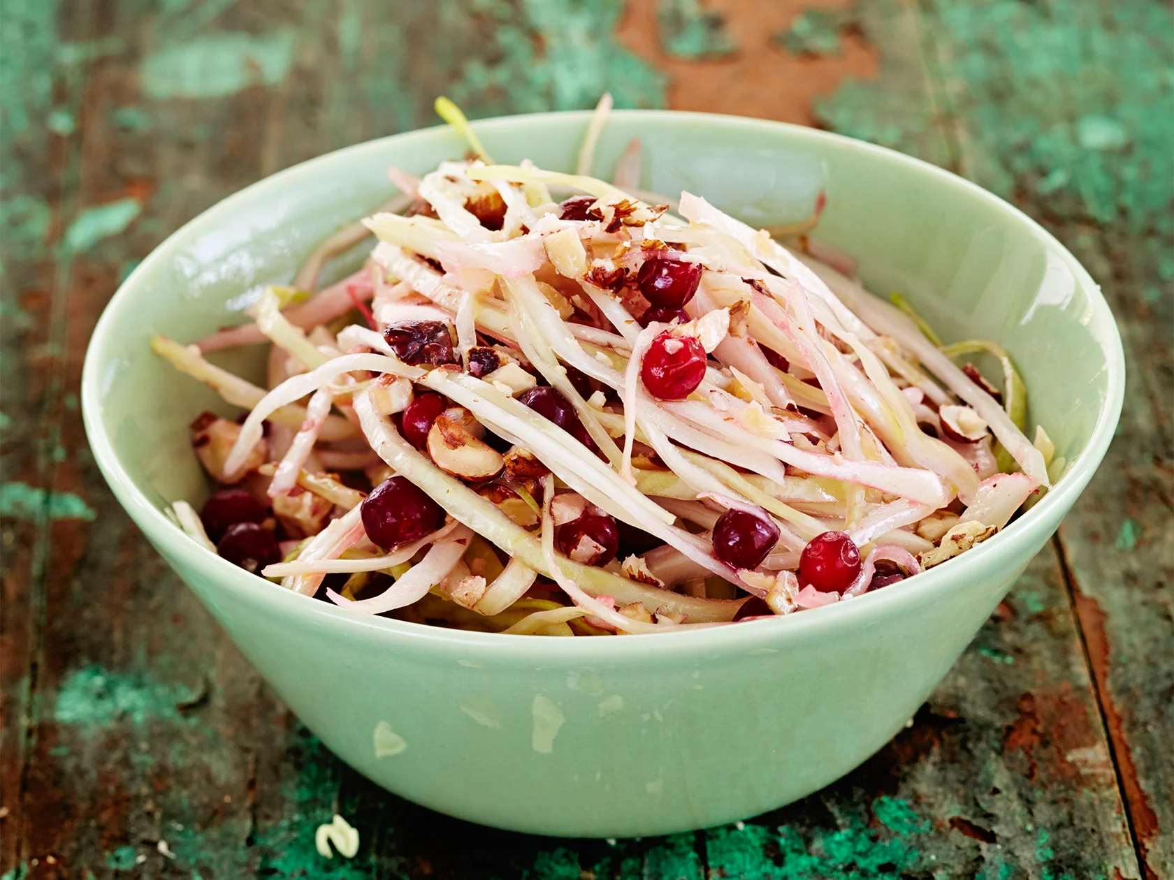 Pähkinäinen kaali-puolukkasalaatti